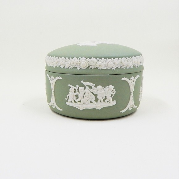 Wedgwood Green Jasperware Cupid As Oracle Bean Shaped Trinket Box with Lid - Picture 4 of 9